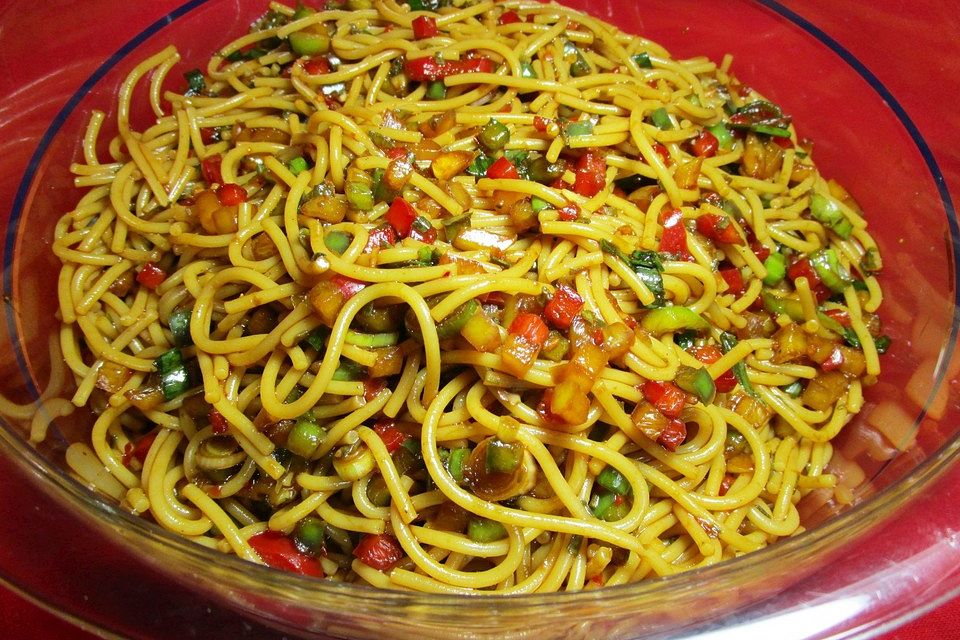 Scharfer Spaghettisalat mit Sojasauce und Paprika