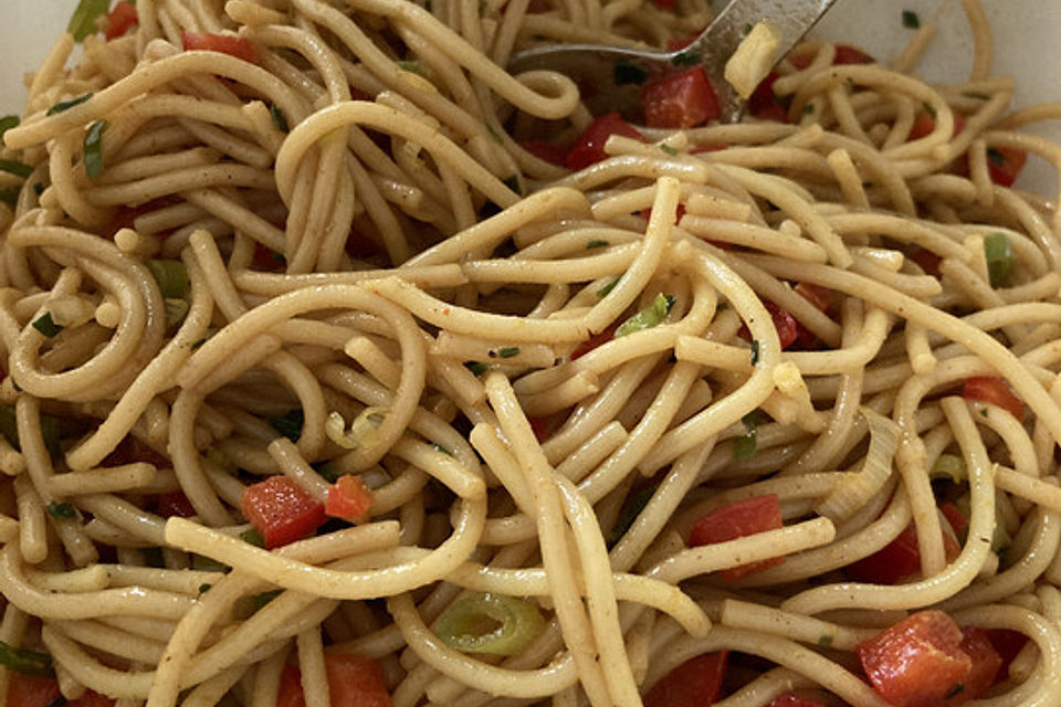 Scharfer Spaghettisalat mit Sojasauce und Paprika