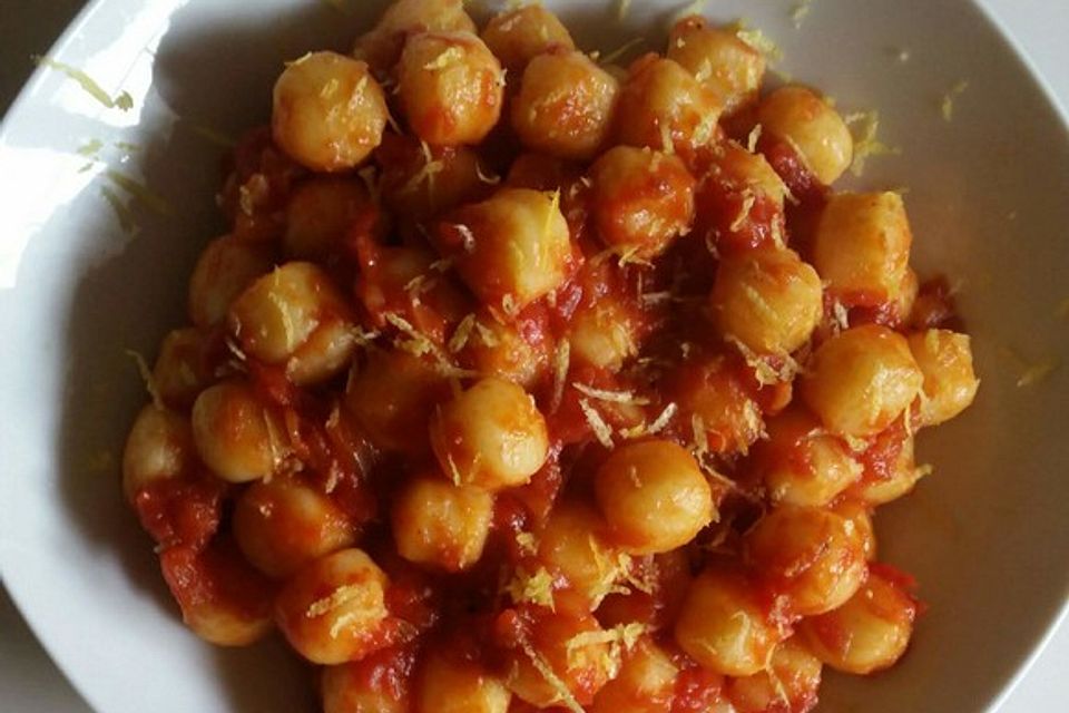 Gnocchi mit Tomatenwürfel und Zitrone