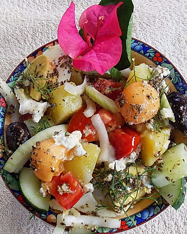 Kretischer Bauernsalat mit Kartoffeln, Eiern und Früchten