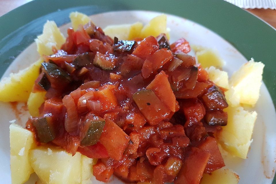 Bens veganes Gulasch mit Süßkartoffeln