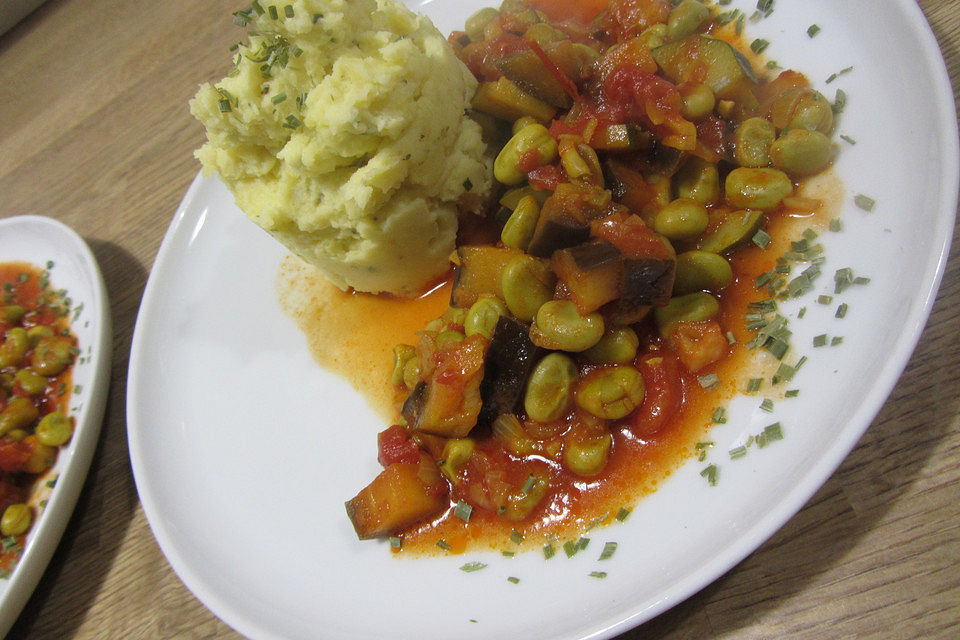 Dicke Bohnen in Gemüse-Tomatensauce