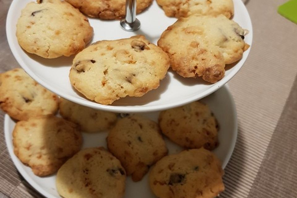 Cookies mit weißer und dunkler Schokolade und Nüssen (aus den USA)