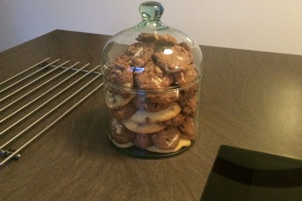 Cookies mit weißer und dunkler Schokolade und Nüssen (aus den USA)