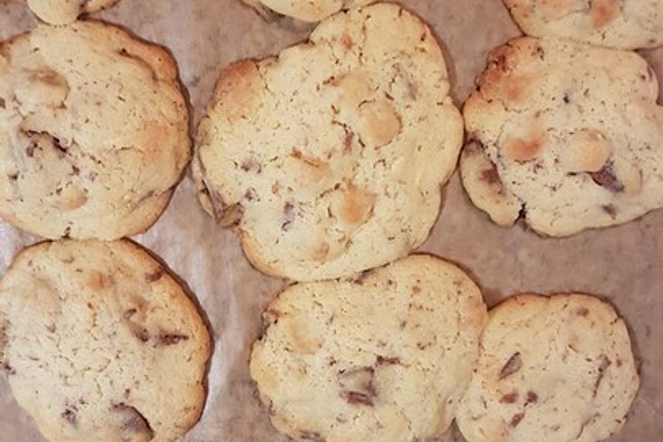 Cookies mit weißer und dunkler Schokolade und Nüssen (aus den USA)