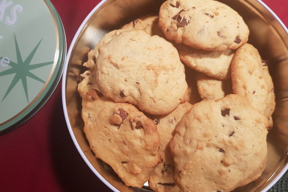 Cookies mit weißer und dunkler Schokolade und Nüssen (aus den USA)