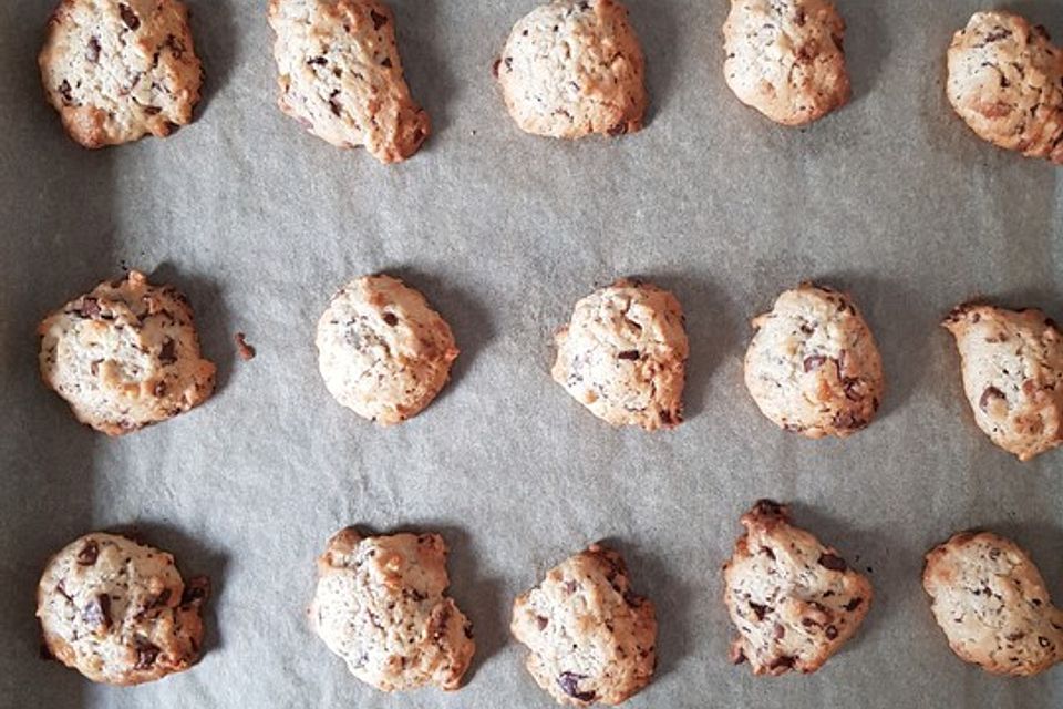 Cookies mit weißer und dunkler Schokolade und Nüssen (aus den USA)