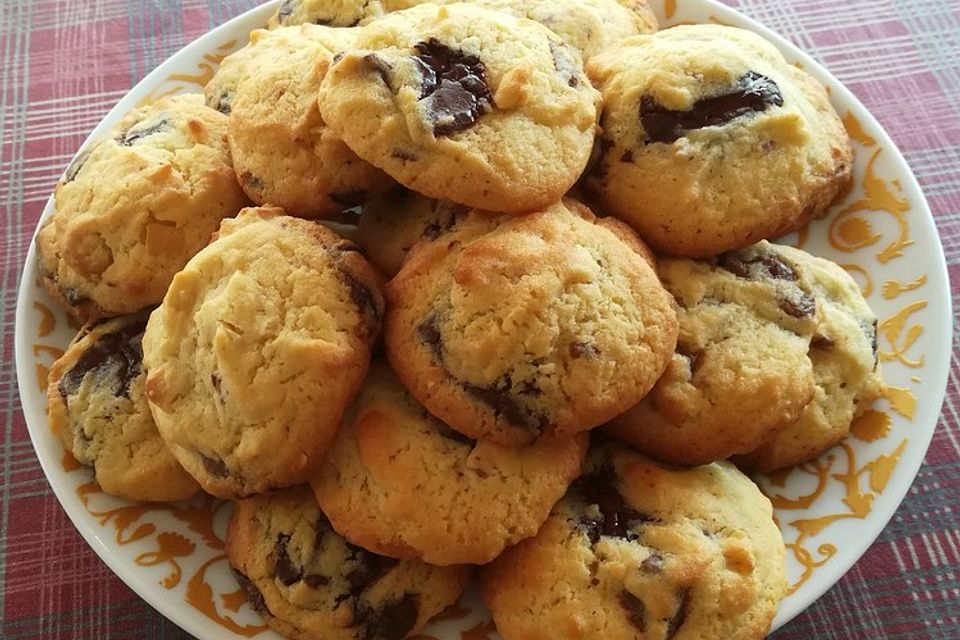 Cookies mit weißer und dunkler Schokolade und Nüssen (aus den USA)