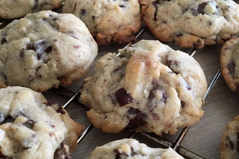 Cookies mit weißer und dunkler Schokolade und Nüssen (aus den USA)