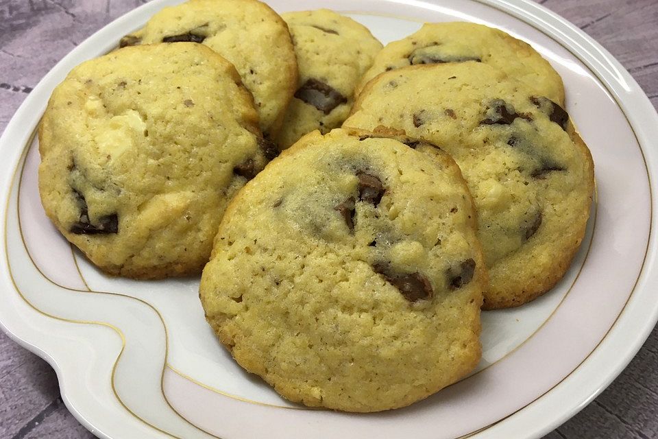 Cookies mit weißer und dunkler Schokolade und Nüssen (aus den USA)