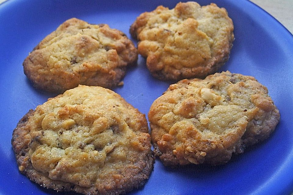 Cookies mit weißer und dunkler Schokolade und Nüssen (aus den USA)