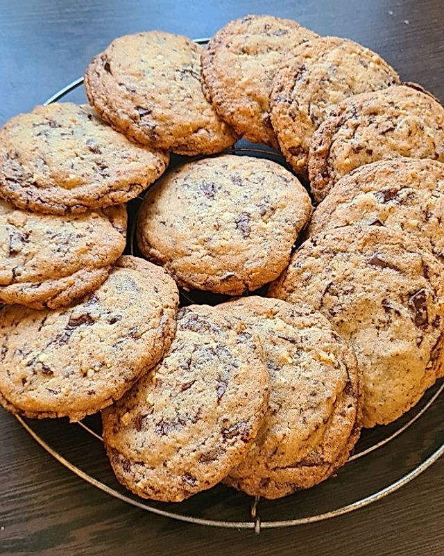 Cookies mit weißer und dunkler Schokolade und Nüssen (aus den USA)