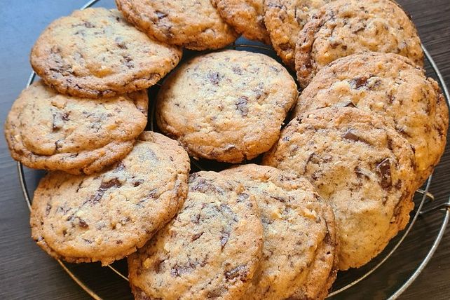 Cookies mit weißer und dunkler Schokolade und Nüssen (aus den USA) von ...
