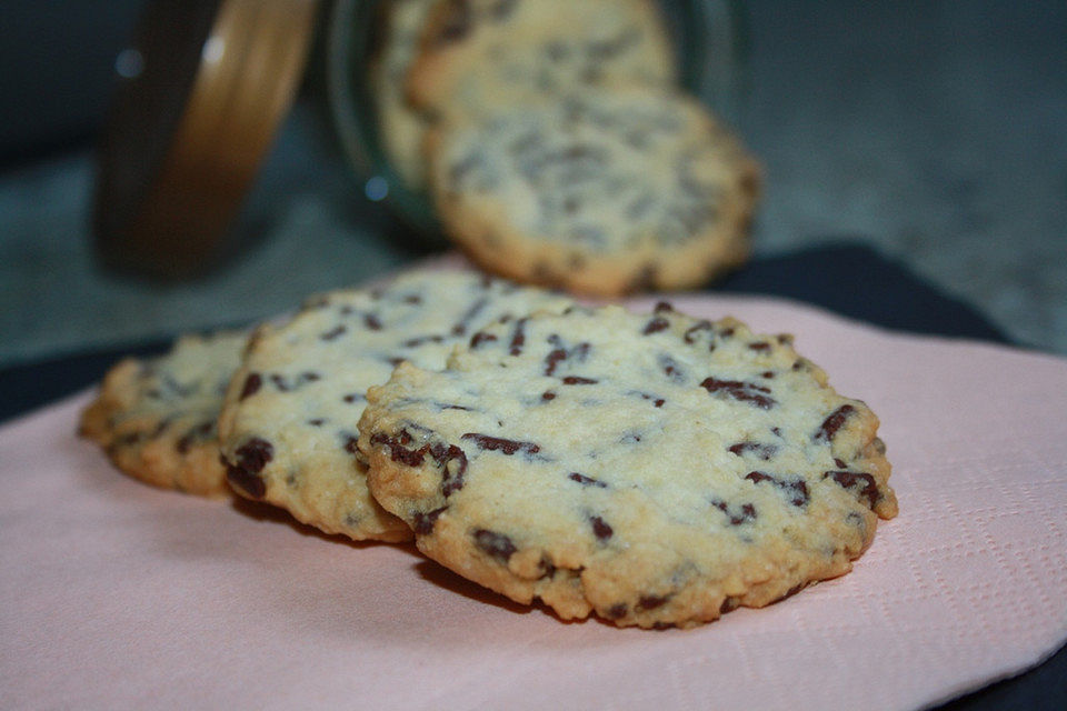 Cookies mit weißer und dunkler Schokolade und Nüssen (aus den USA)