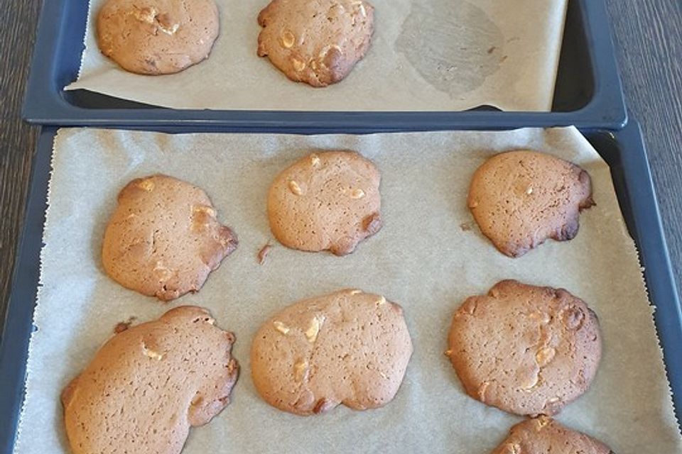 Cookies mit weißer und dunkler Schokolade und Nüssen (aus den USA)