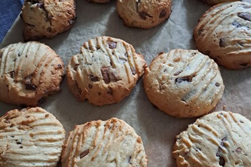 Cookies mit weißer und dunkler Schokolade und Nüssen (aus den USA)