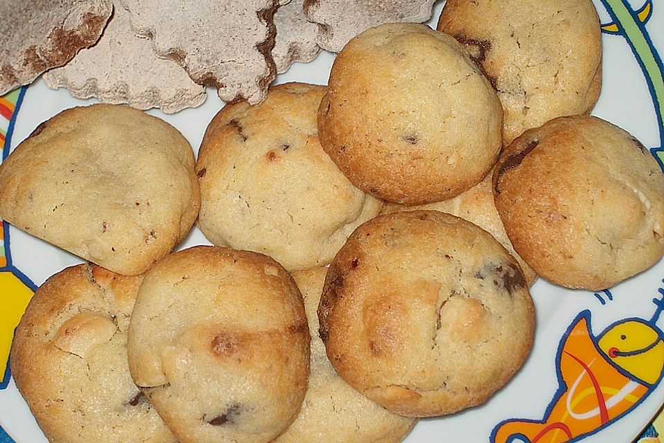 Cookies mit weißer und dunkler Schokolade und Nüssen (aus den USA)