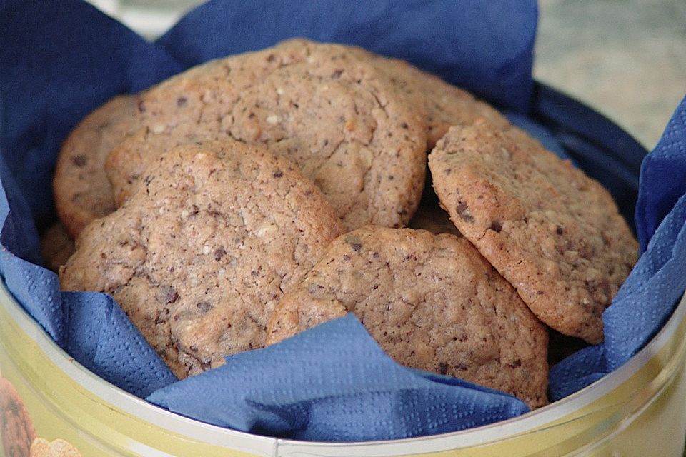 Cookies mit weißer und dunkler Schokolade und Nüssen (aus den USA)