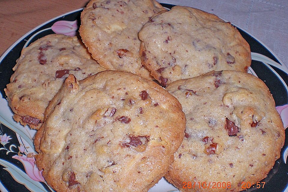 Cookies mit weißer und dunkler Schokolade und Nüssen (aus den USA)