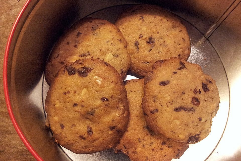 Cookies mit weißer und dunkler Schokolade und Nüssen (aus den USA)