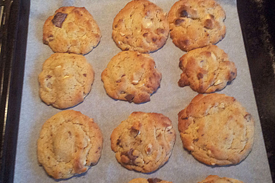 Cookies mit weißer und dunkler Schokolade und Nüssen (aus den USA)