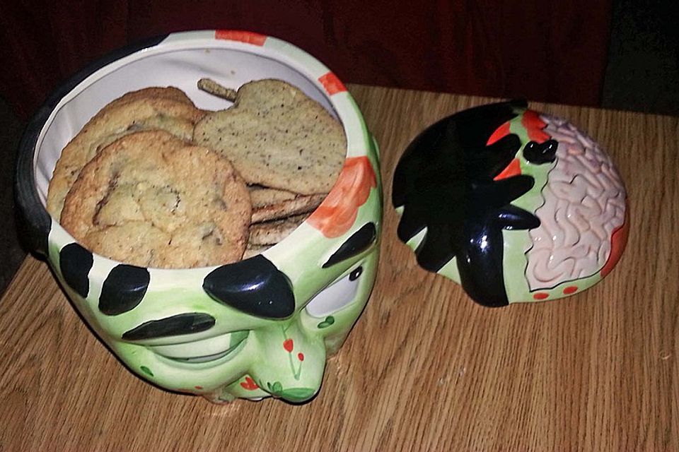 Cookies mit weißer und dunkler Schokolade und Nüssen (aus den USA)