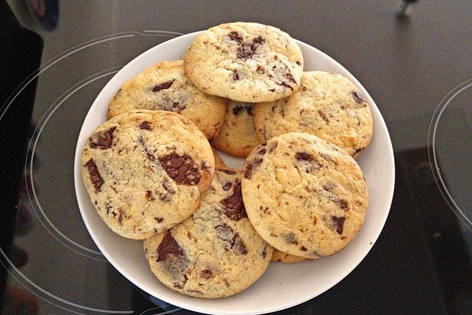 Cookies mit weißer und dunkler Schokolade und Nüssen (aus den USA)