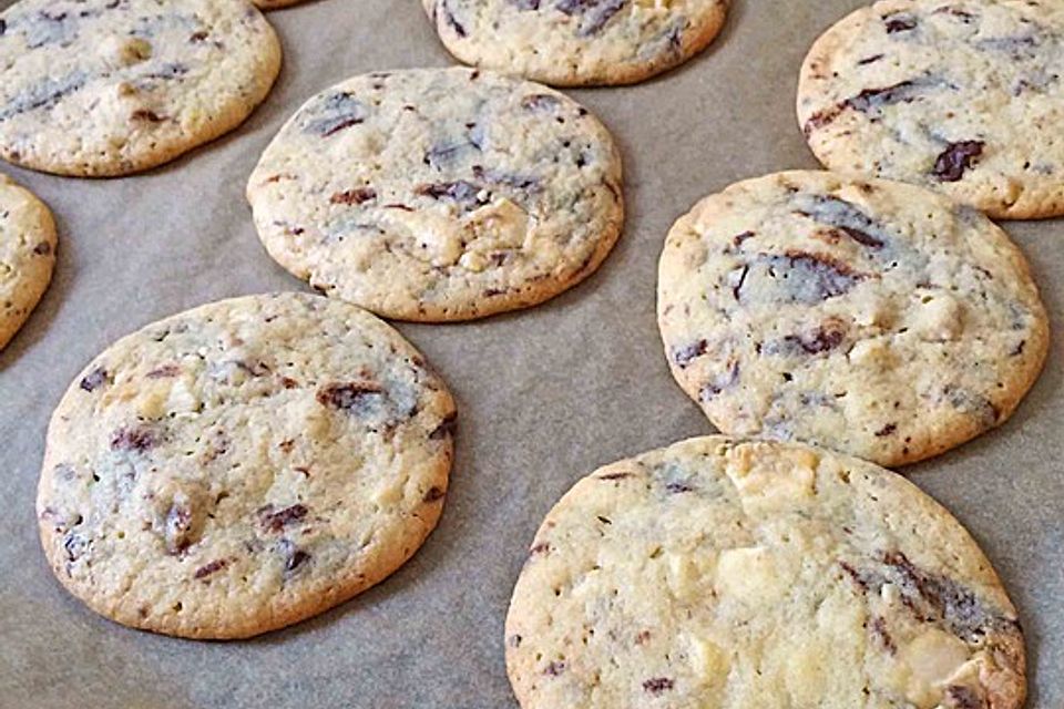 Cookies mit weißer und dunkler Schokolade und Nüssen (aus den USA)