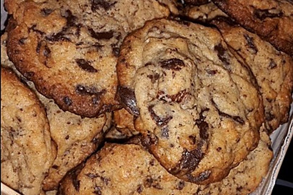 Cookies mit weißer und dunkler Schokolade und Nüssen (aus den USA)