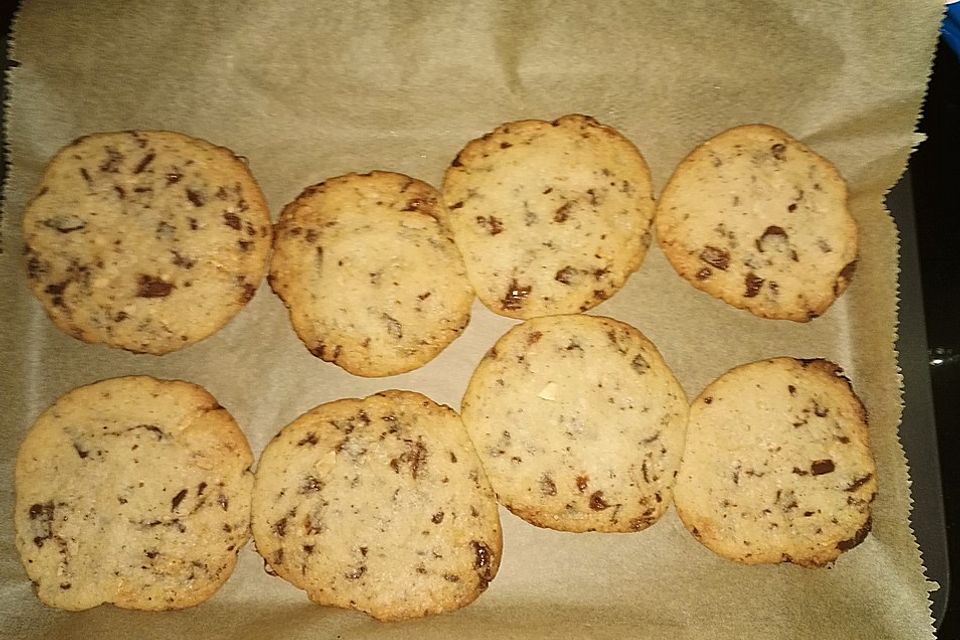 Cookies mit weißer und dunkler Schokolade und Nüssen (aus den USA)