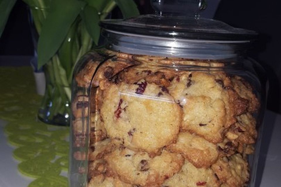 Cookies mit weißer und dunkler Schokolade und Nüssen (aus den USA)