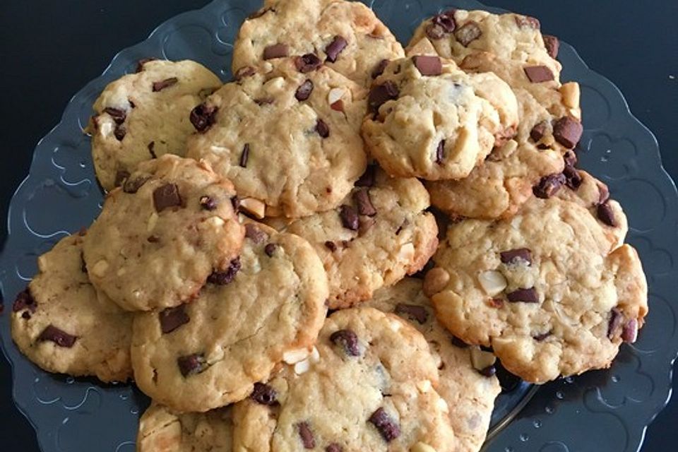 Cookies mit weißer und dunkler Schokolade und Nüssen (aus den USA)