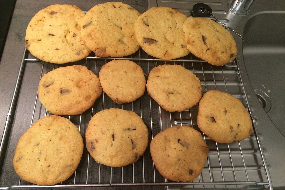 Cookies mit weißer und dunkler Schokolade und Nüssen (aus den USA)