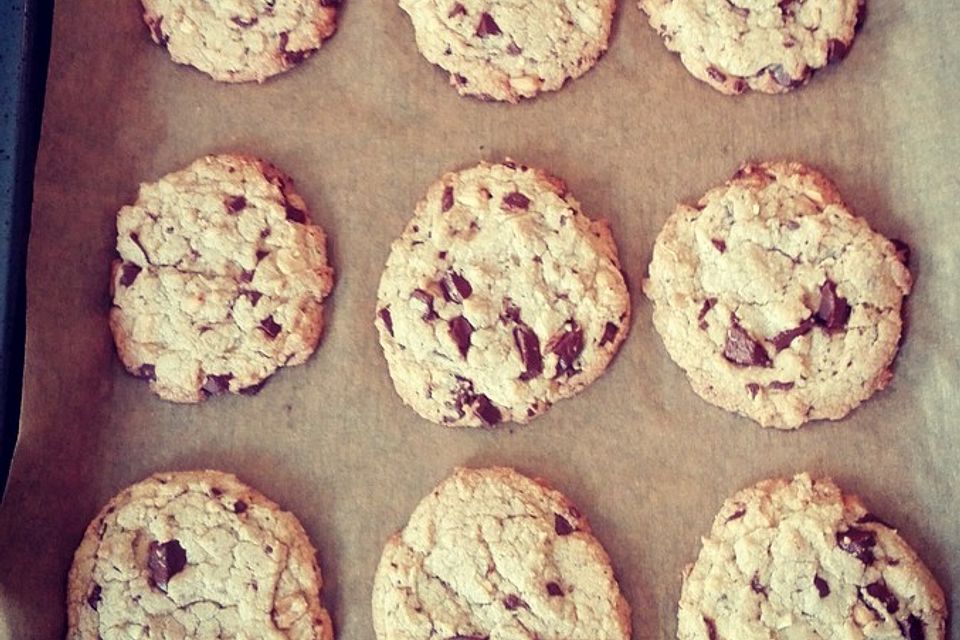 Cookies mit weißer und dunkler Schokolade und Nüssen (aus den USA)