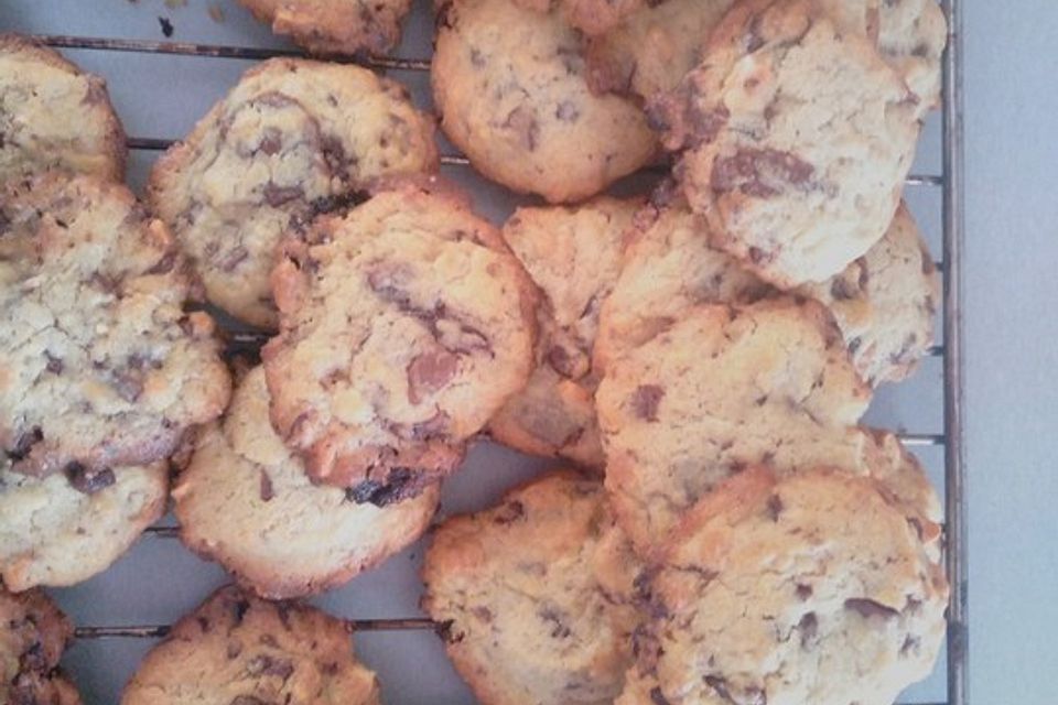 Cookies mit weißer und dunkler Schokolade und Nüssen (aus den USA)