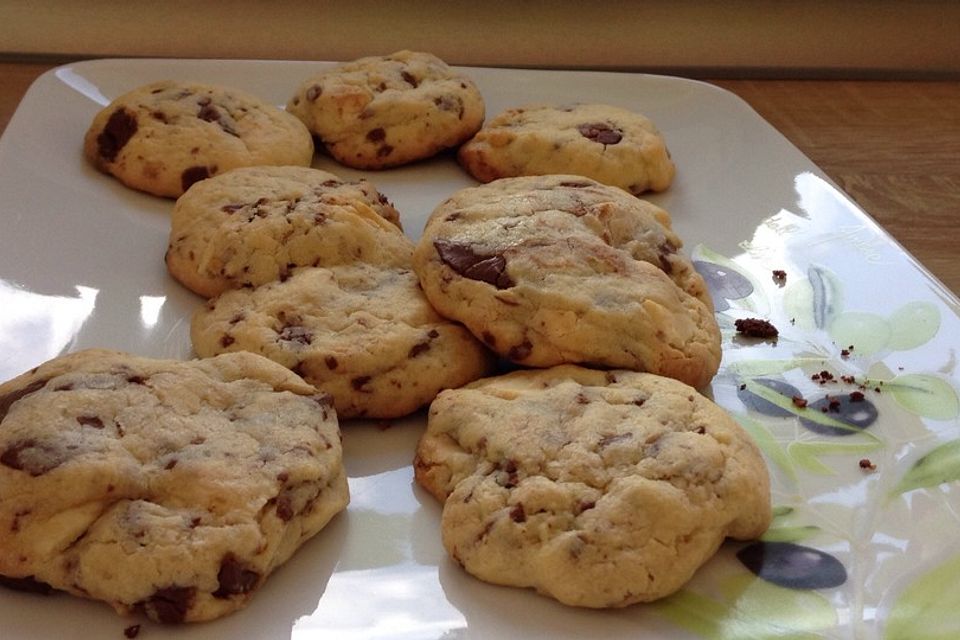 Cookies mit weißer und dunkler Schokolade und Nüssen (aus den USA)