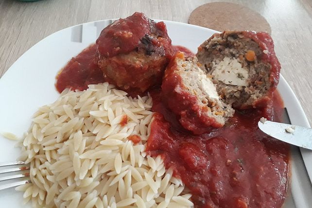 Hackfleisch-Gemüsebällchen mit Fetafüllung in Tomatensauce von ...