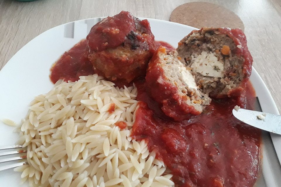 Hackfleisch-Gemüsebällchen mit Fetafüllung in Tomatensauce