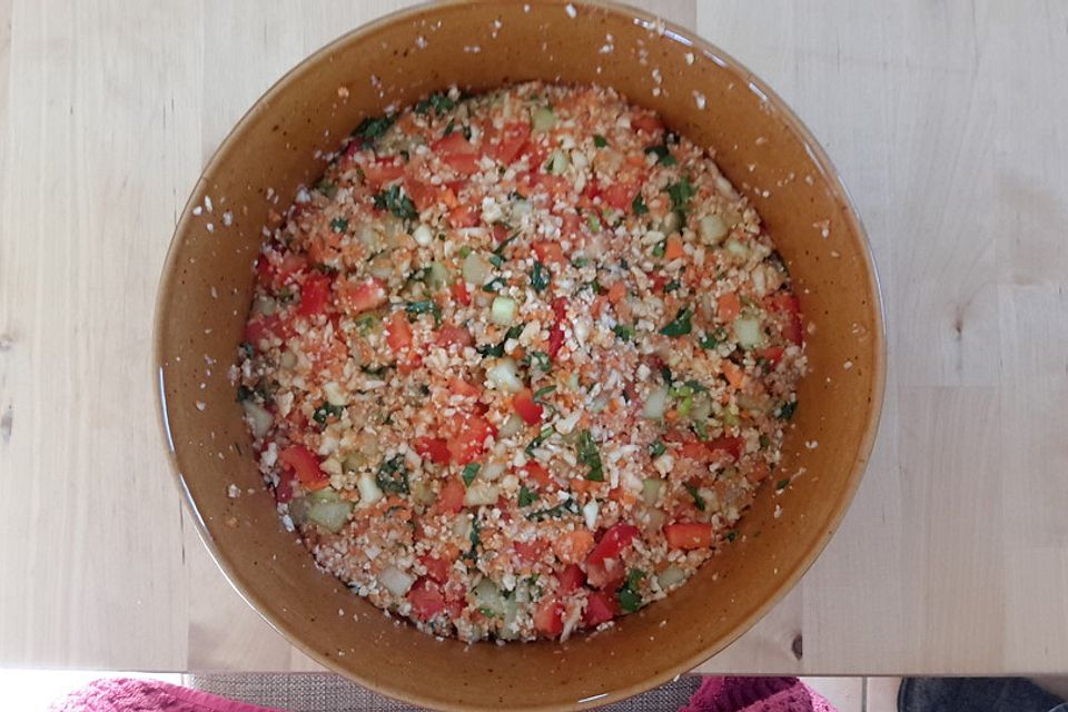 Low carb Couscous-Salat aus Blumenkohl