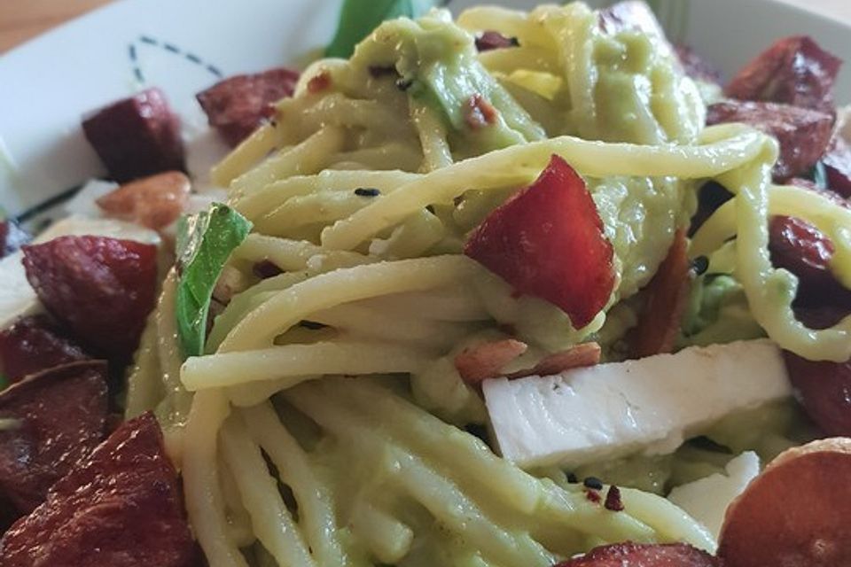 Spaghetti mit Avocadocreme und gebratener Cabanossi