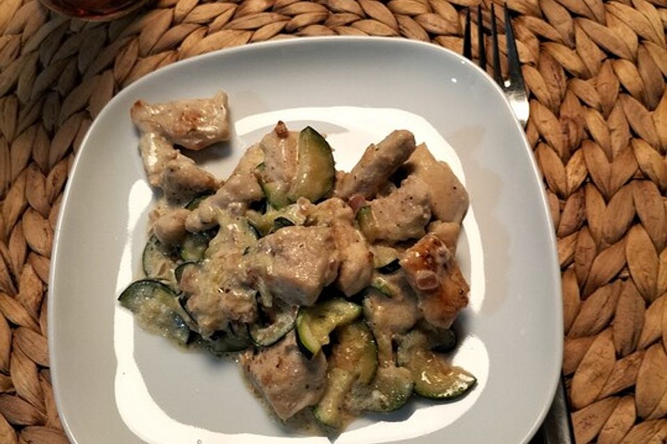 Low Carb Putengeschnetzeltes mit Zucchinigemüse Low Carb Putengeschnetzeltes mit Zucchinigemüse