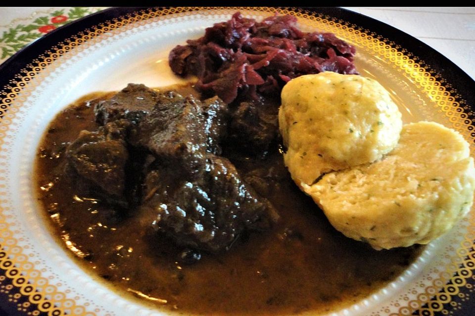 Annes Weihnachtsmenü - Hauptgang - Rinderragout mit Rotkohl und Serviettenknödel