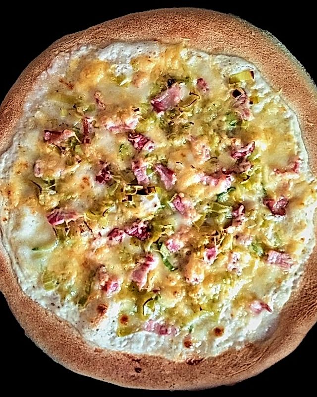 Pizza mit Lauch, Speck und Käse