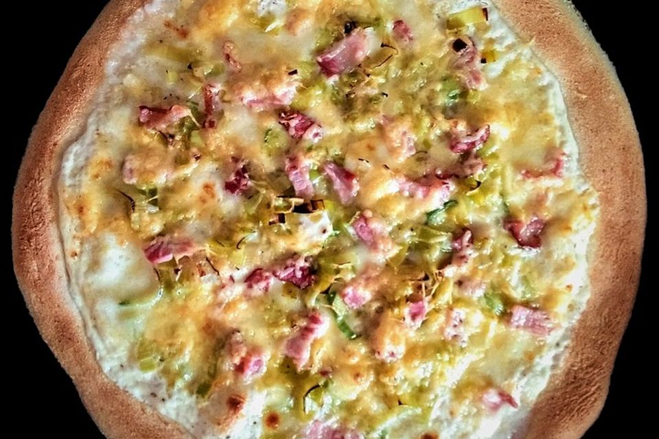 Pizza mit Lauch, Speck und Käse