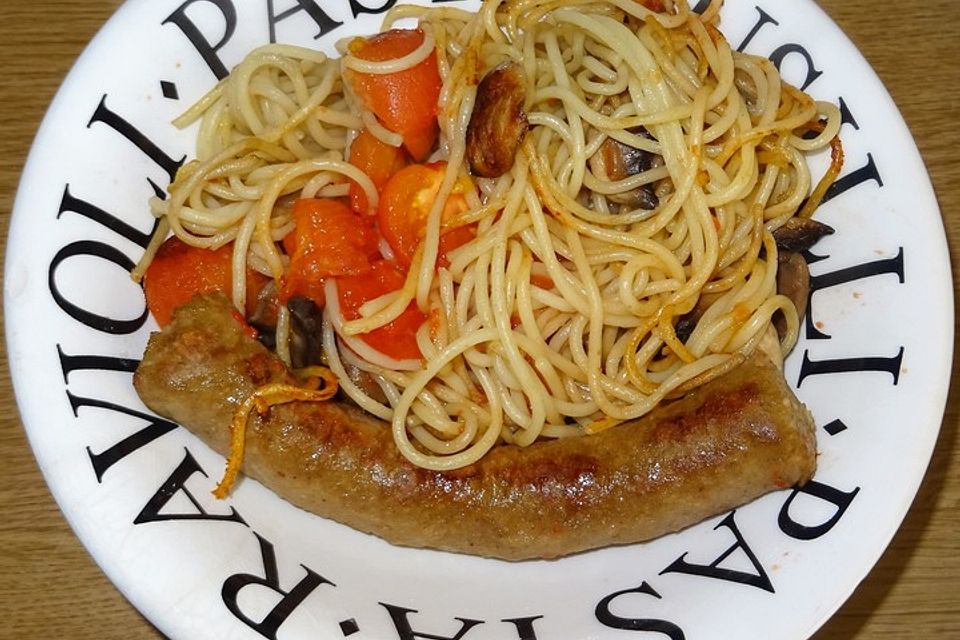 Spagetti mit geschmolzenen Tomaten und Frikandel