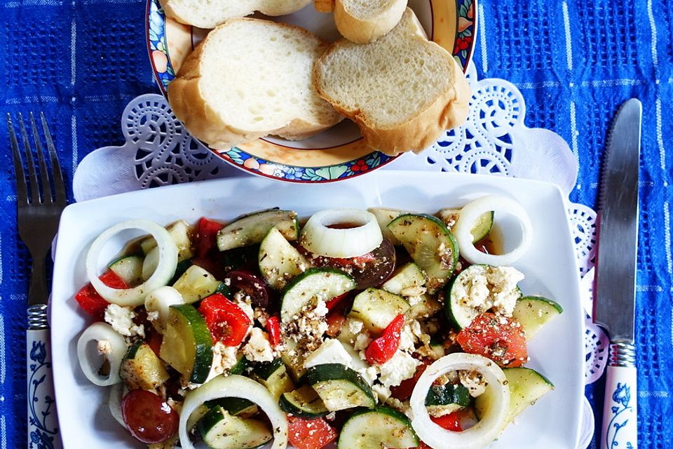 Griechischer gemischter Zucchini-Salat mit Feta-Dressing