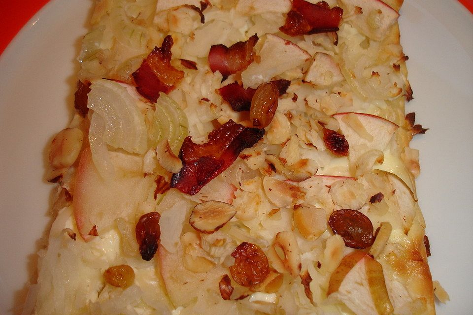 Flammkuchen mit Weißkohl, Apfel, Haselnüssen und Rosinen