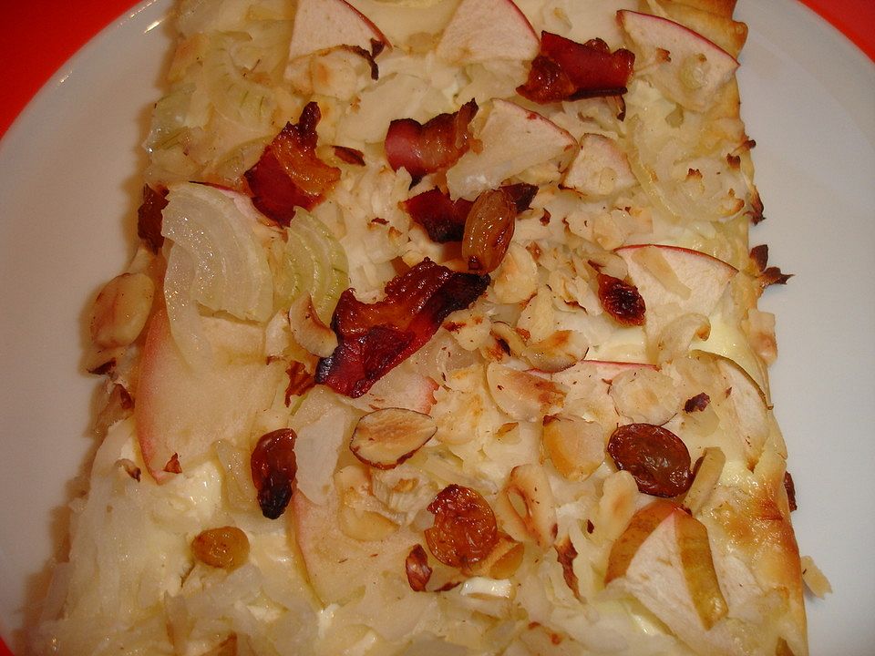 Flammkuchen mit Weißkohl, Apfel, Haselnüssen und Rosinen von dodith ...