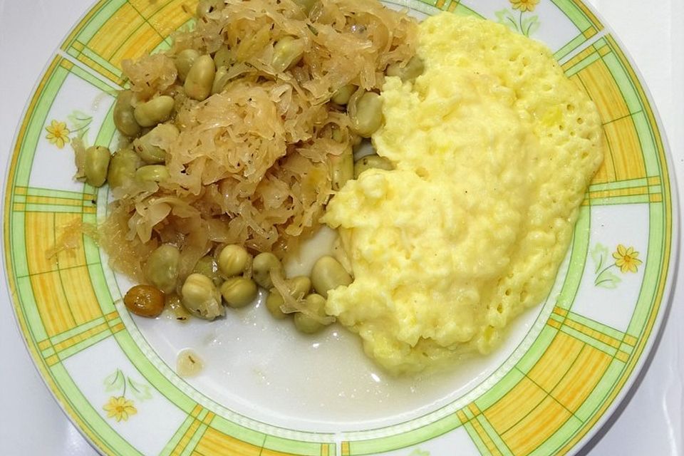 Sauerkraut mit dicken Bohnen und Kartoffelstampf