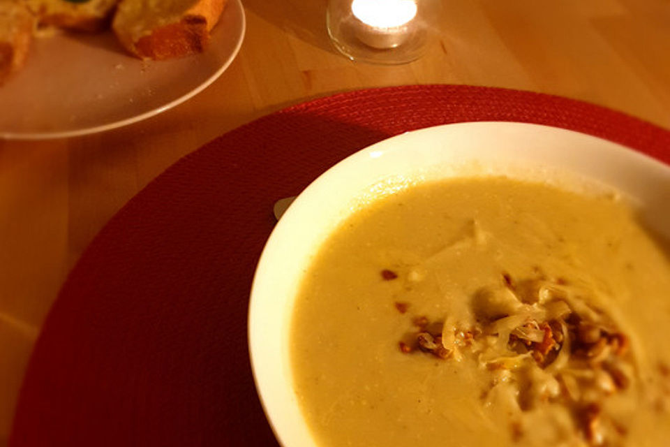 Geröstete Kartoffel-Rosenkohl-Suppe mit karamellisierten Walnüssen